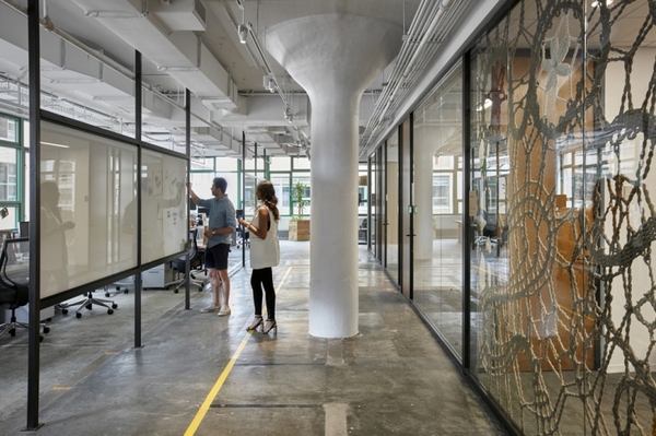 辦公室裝修得真文藝復古，忍不住拿來曬曬！