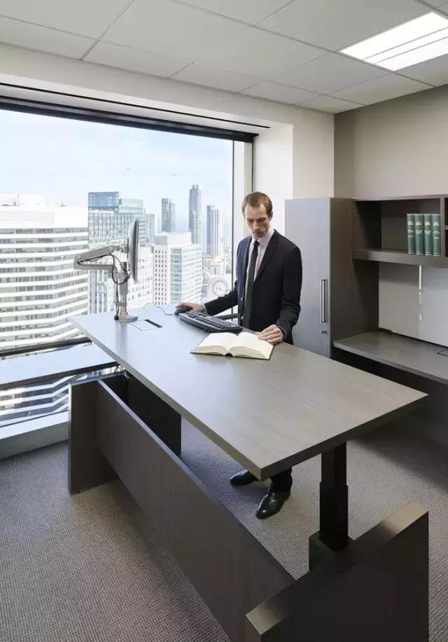 只有黑、白、灰三種顏色的辦公室？——極簡(jiǎn)主義的設(shè)計(jì)哲學(xué)