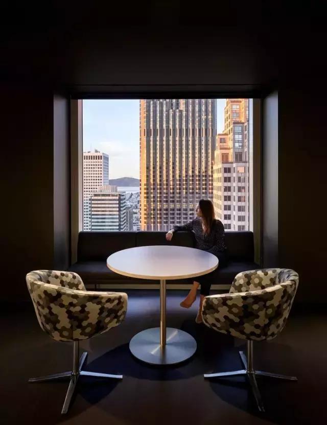 只有黑、白、灰三種顏色的辦公室？——極簡(jiǎn)主義的設(shè)計(jì)哲學(xué)