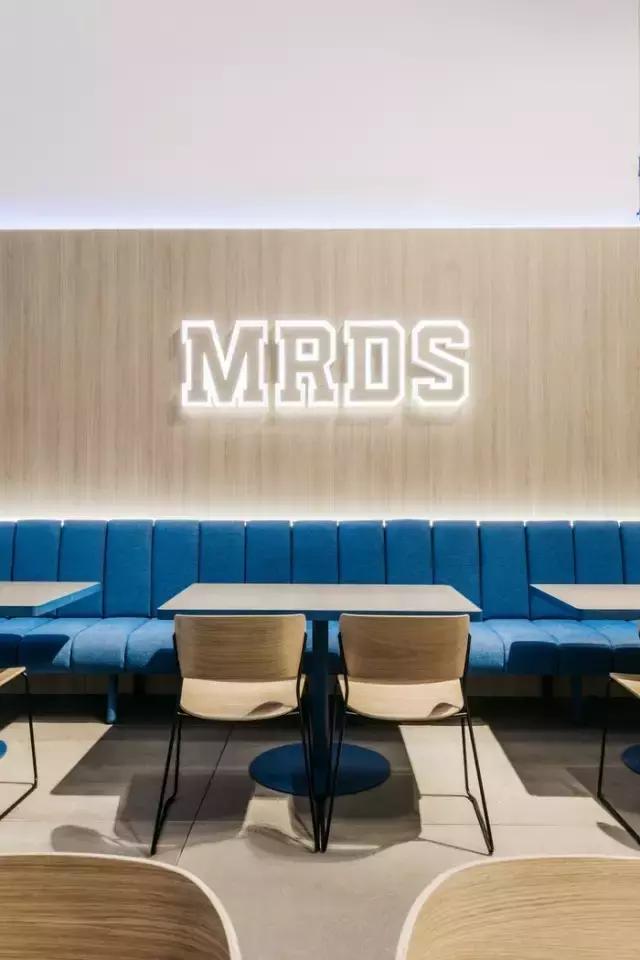 就喜歡這種天馬行空的藍(lán)，馬德里Movistar Riders辦公室設(shè)計(jì)