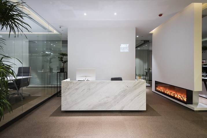 ‘少’不是空白而是精簡(jiǎn)，‘多’不是擁擠而是＊＊。