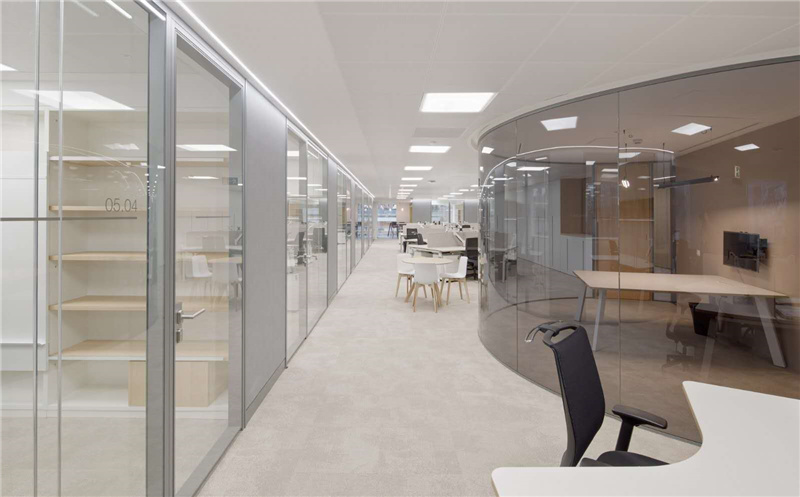 極簡風(fēng)格辦公室設(shè)計(jì)，把純凈體現(xiàn)到較高程度！